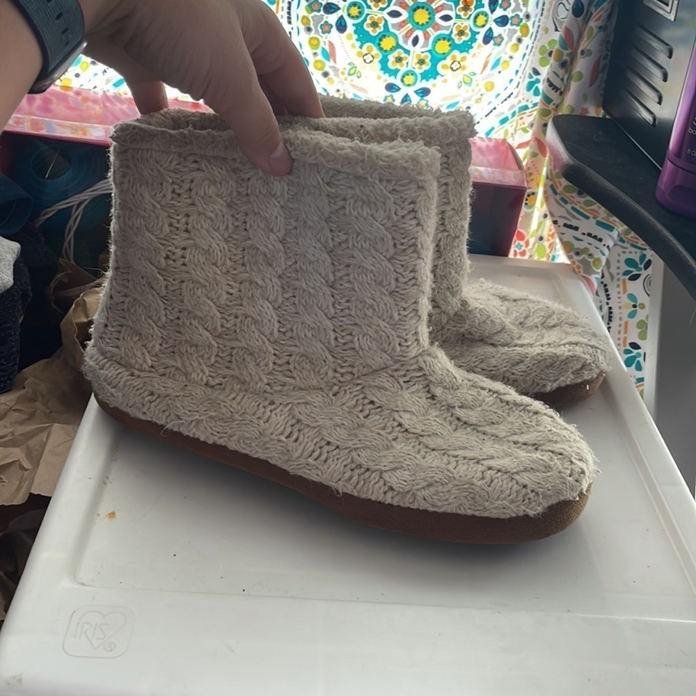 Medium 7-8 dluxe dearfoam knit cream brown slipper boot